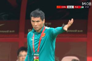 踢得是个啥？国足攻势端多次传球不知所云，防线端多次漏人、踢疵