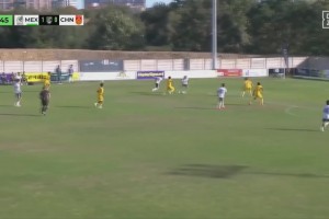 李钧鹏禁区拉倒对手送点，墨西哥点球破门2-0