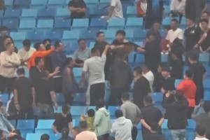 发生了啥？实拍：青岛海牛主场现场球迷疑似发生口角